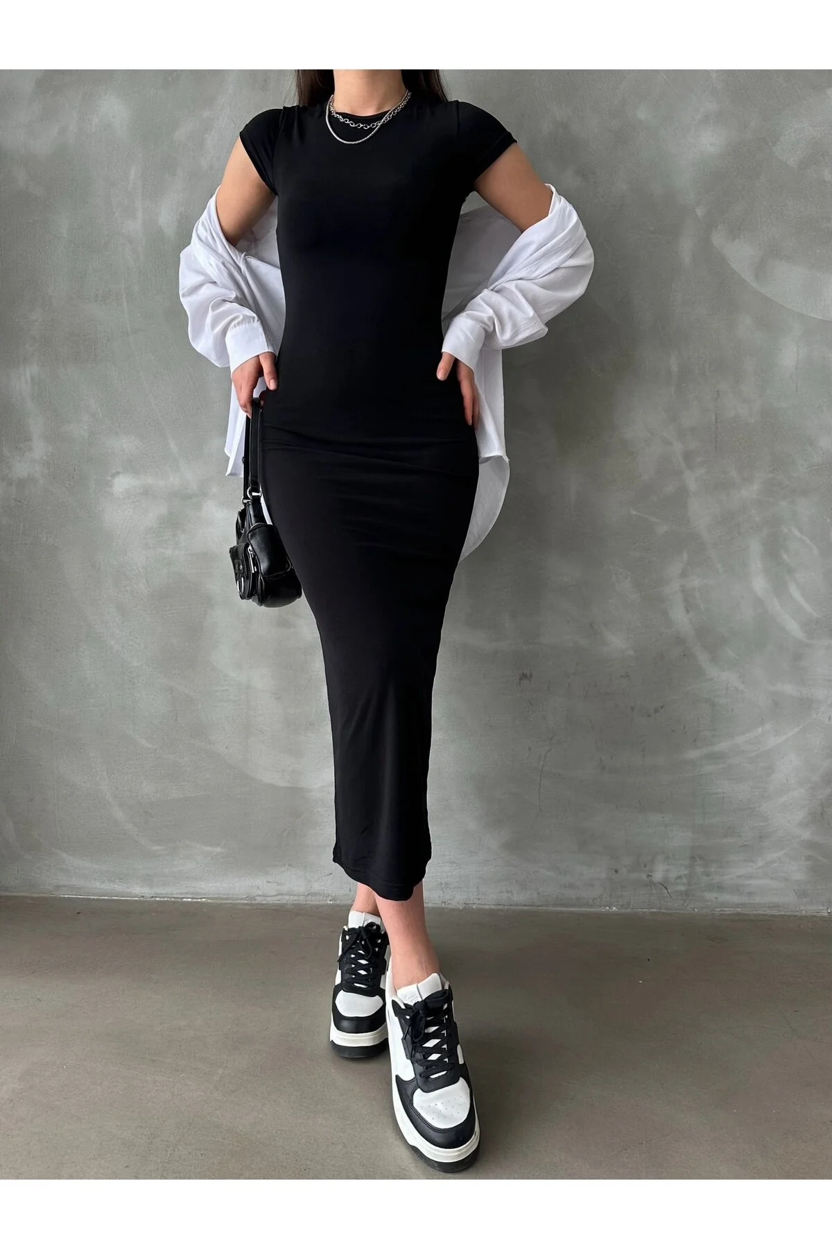 BEJNA  Schwarzes, flexibles langes Kleid mit Rundhalsausschnitt für Damen