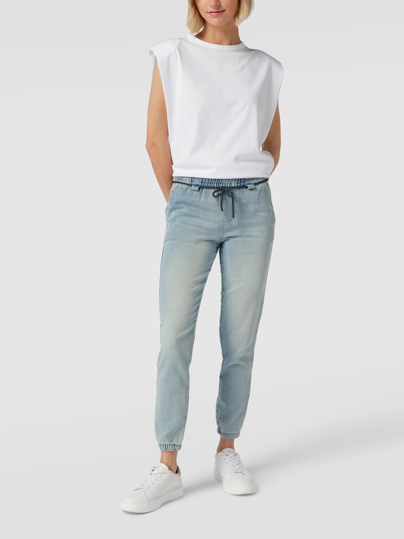 Jeans mit Gürtel in jeans