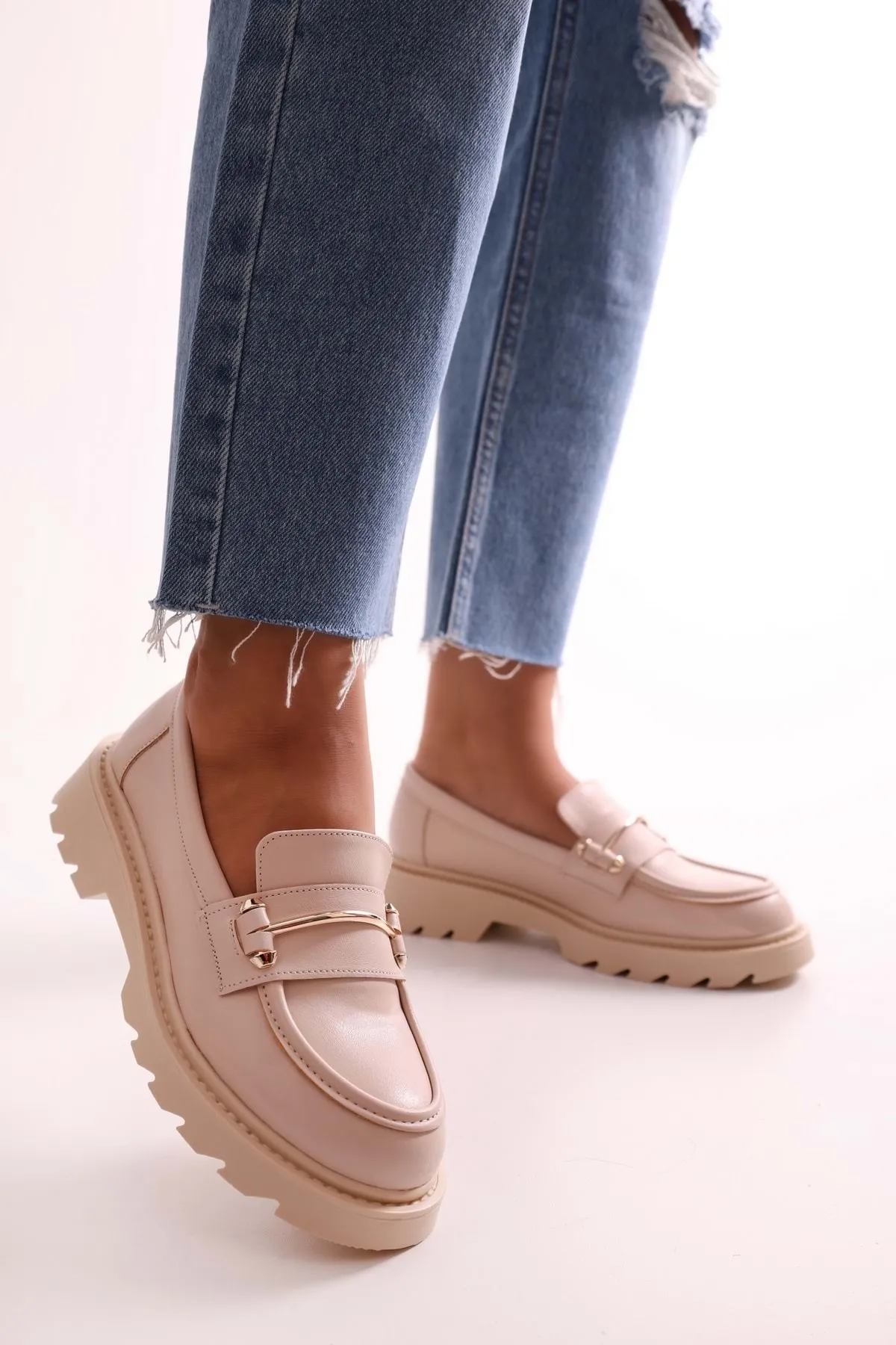 Shoeberry  Damen Martha Beige Skin Loafer mit dicker Sohle und Schnalle Beige Skin
