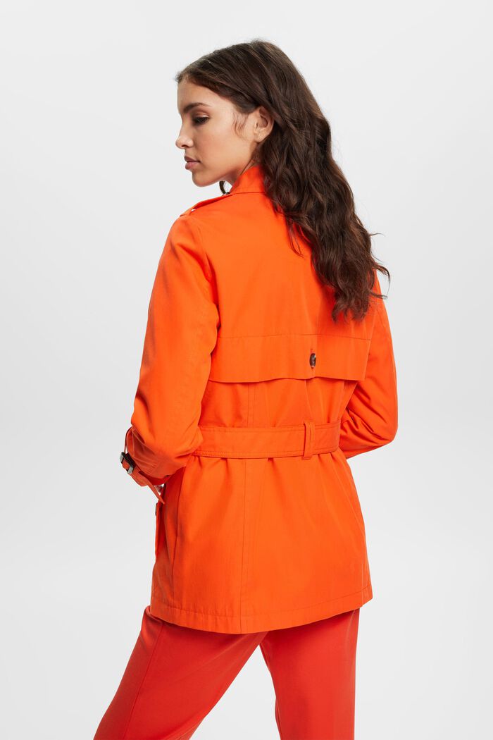 Kurzer Trenchcoat mit Gürtel