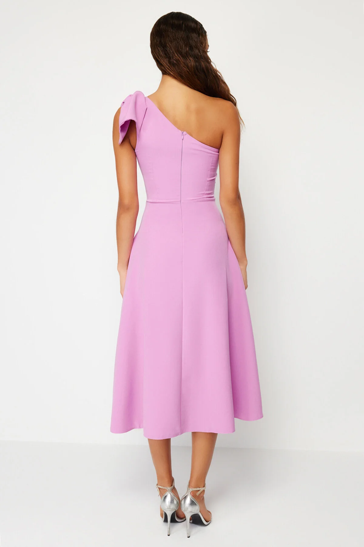 Trendyol Collection  Rosafarbenes elegantes Abendkleid mit Schleife TPRSS24EL00105