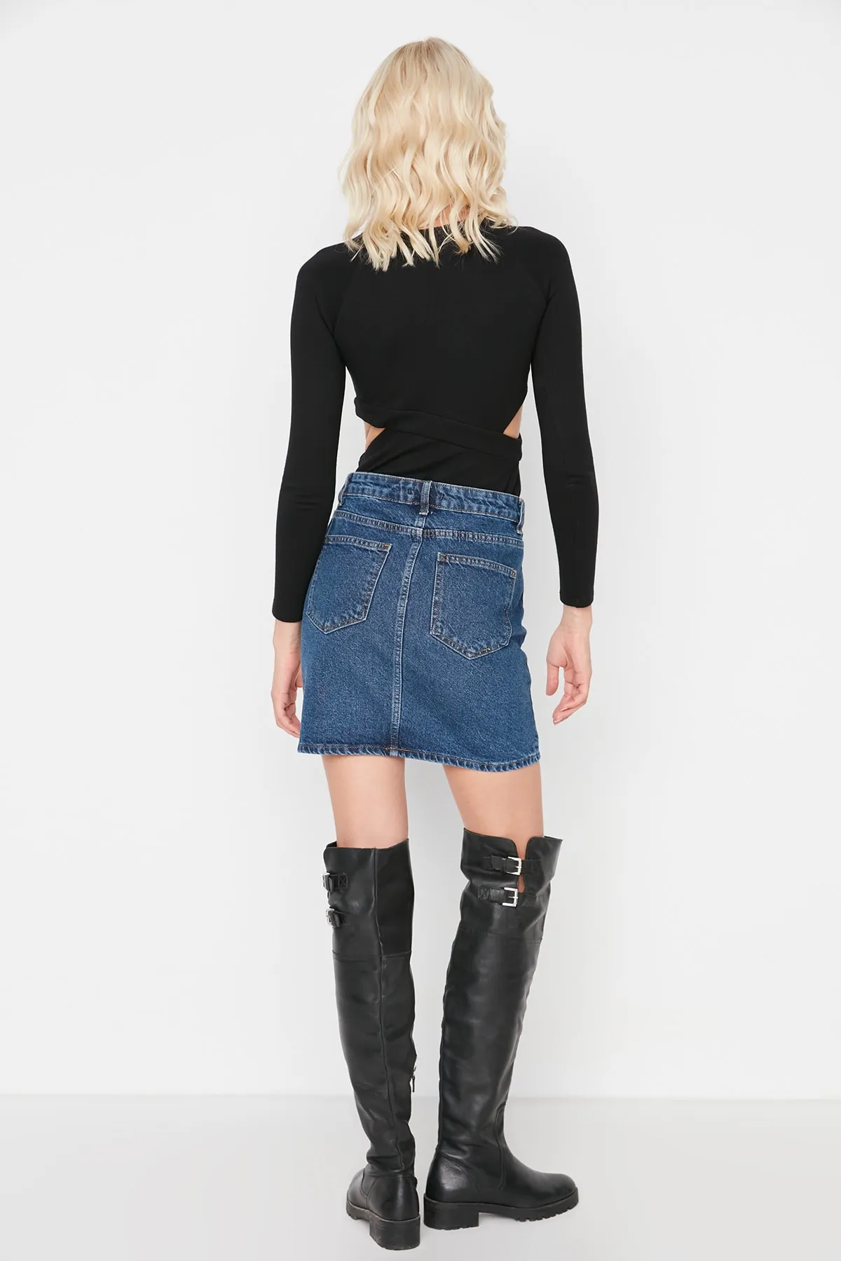 Trendyol Collection  Indigoblauer Mini-Jeansrock mit hoher Taille und Basic-Nähten TWOSS20ET0151