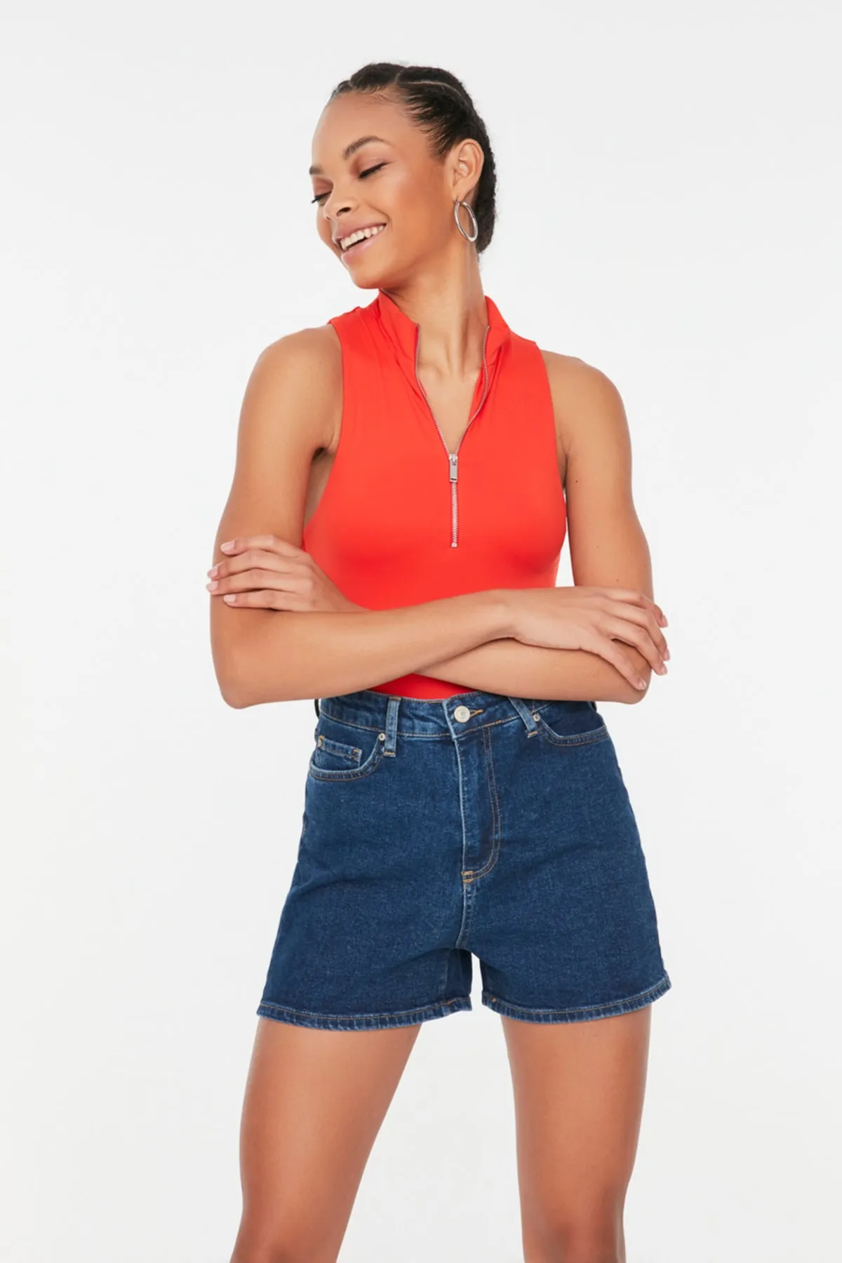 Trendyol Collection  Indigo Mom Jeansshorts mit hoher Taille TWOSS20SR0210