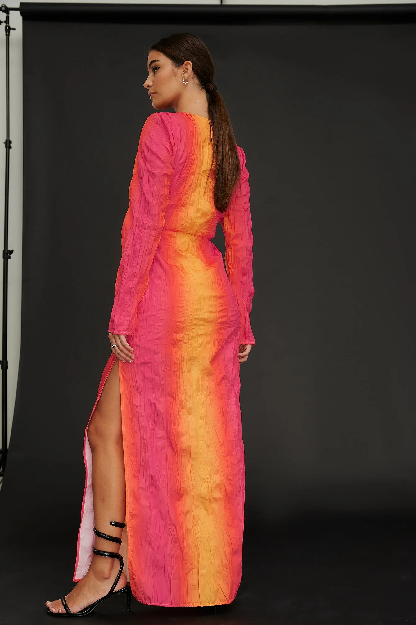 Strukturiertes Maxikleid mit Cut-out
