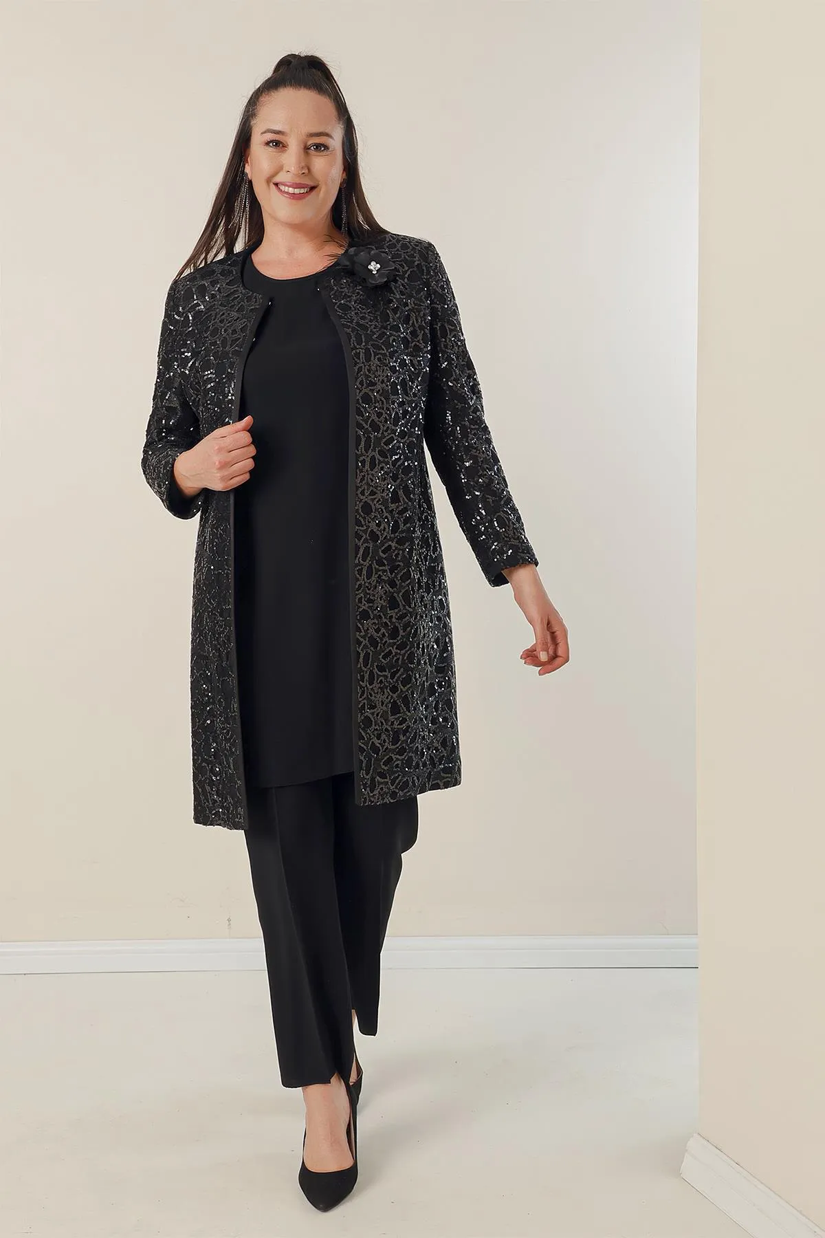 By Saygı  Kreppbluse mit Seitenschlitzen, Ärmeln und paillettengefütterter Jacke und Hose, 3-teiliges Set in Übergröße