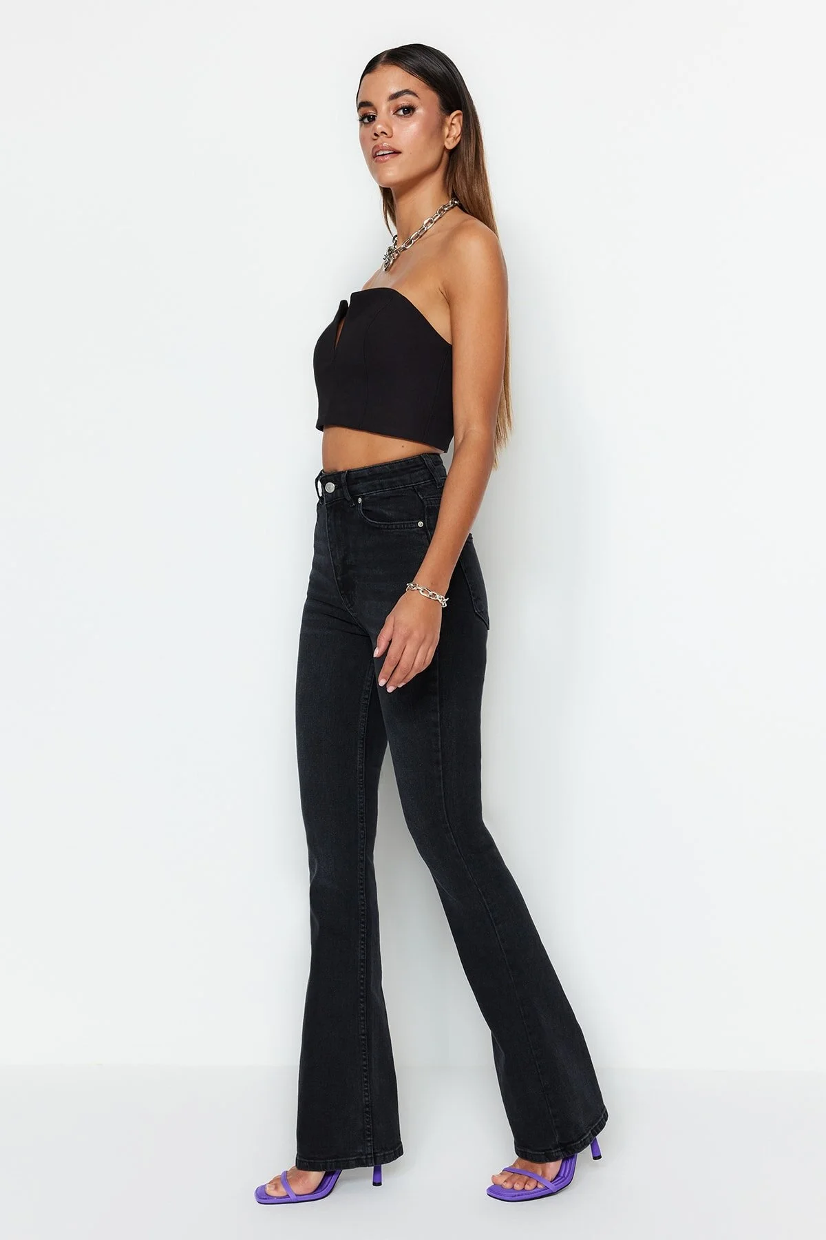 Trendyol Collection  Schwarze Schlagjeans mit hoher Taille TWOSS23JE00063