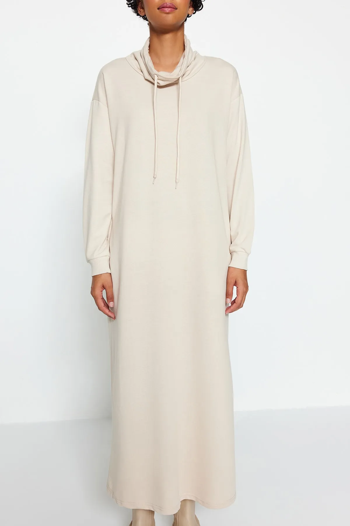 Trendyol Modest  Beiges Maxi-Strickkleid mit Degaje-Kragen und Spitzendetail TCTSS22EB0132