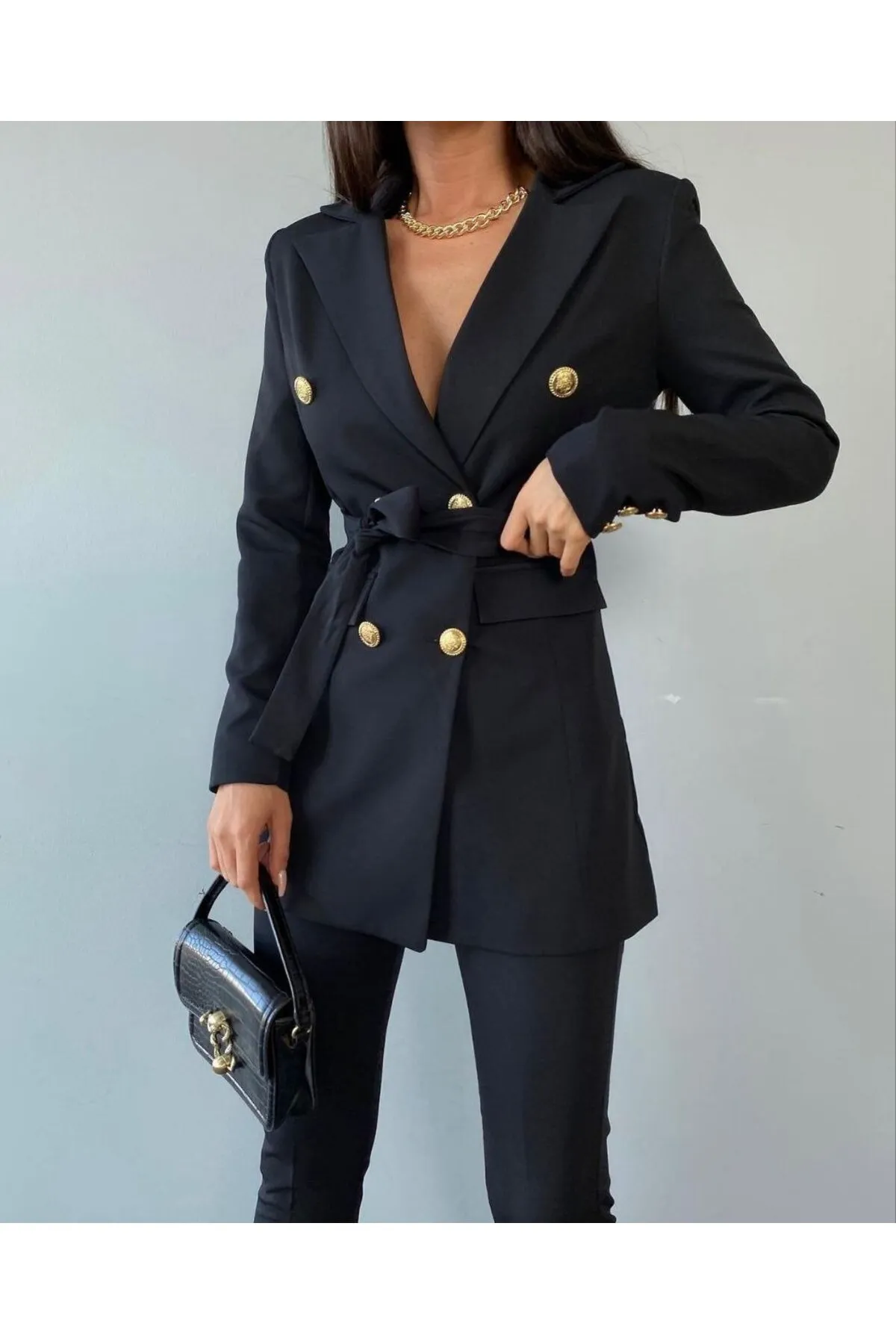 SONREİR  Knopfdetail zum Binden von Jacke und Hose