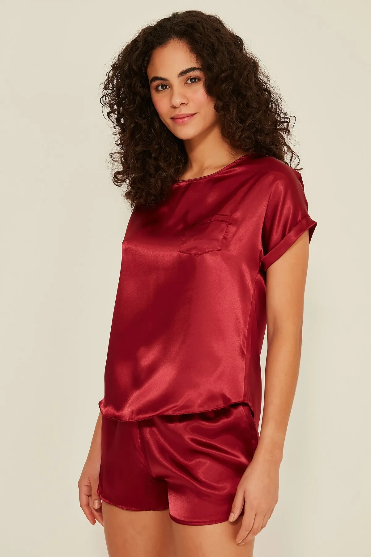 C&City  080 Damen-T-Shirt-Shorts-Set aus Satin in Weinrot