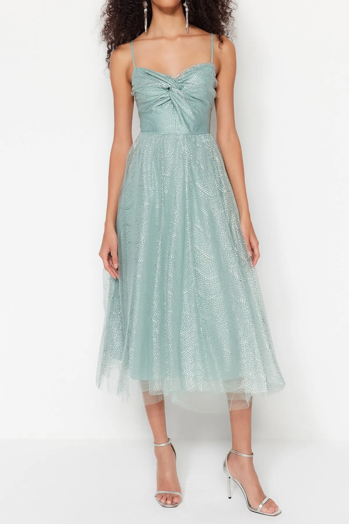 Trendyol Collection  Mintfarbenes Abendkleid mit offener Taille und Skaterfutter aus glänzendem Tüll TPRSS23EL00429