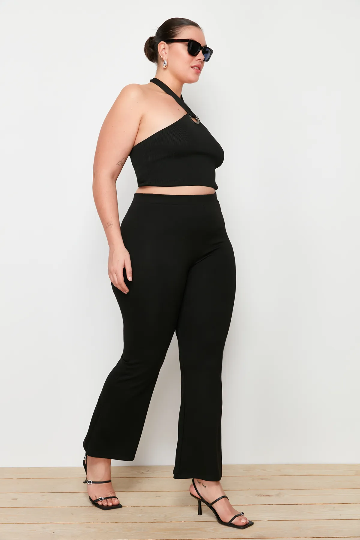 Trendyol Curve  Schwarze Strickhose mit spanischem Bein und hoher Taille TBBAW23AR00031