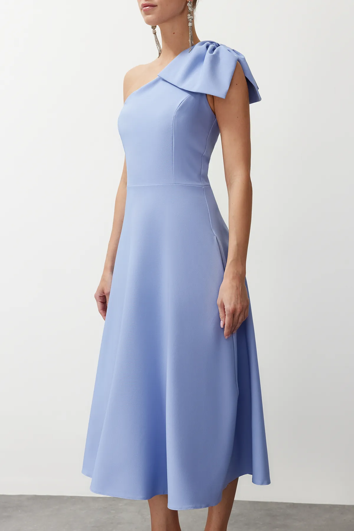 Trendyol Collection  Hellblaues, elegantes Abendkleid mit Schleife TPRSS24EL00105
