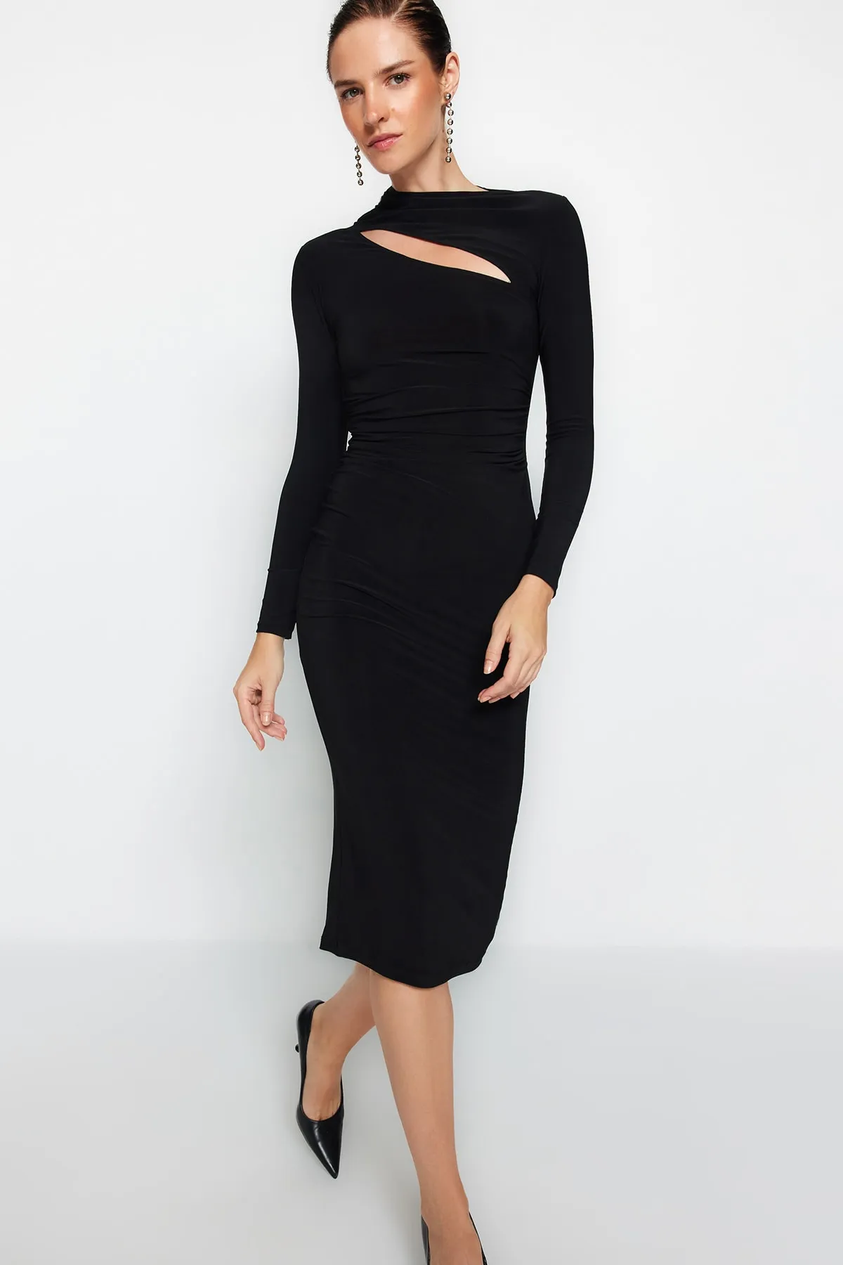 Trendyol Collection  Schwarzes, eng anliegendes, dehnbares Midi-Strickkleid mit Ausschnitten TWOAW24EL00142