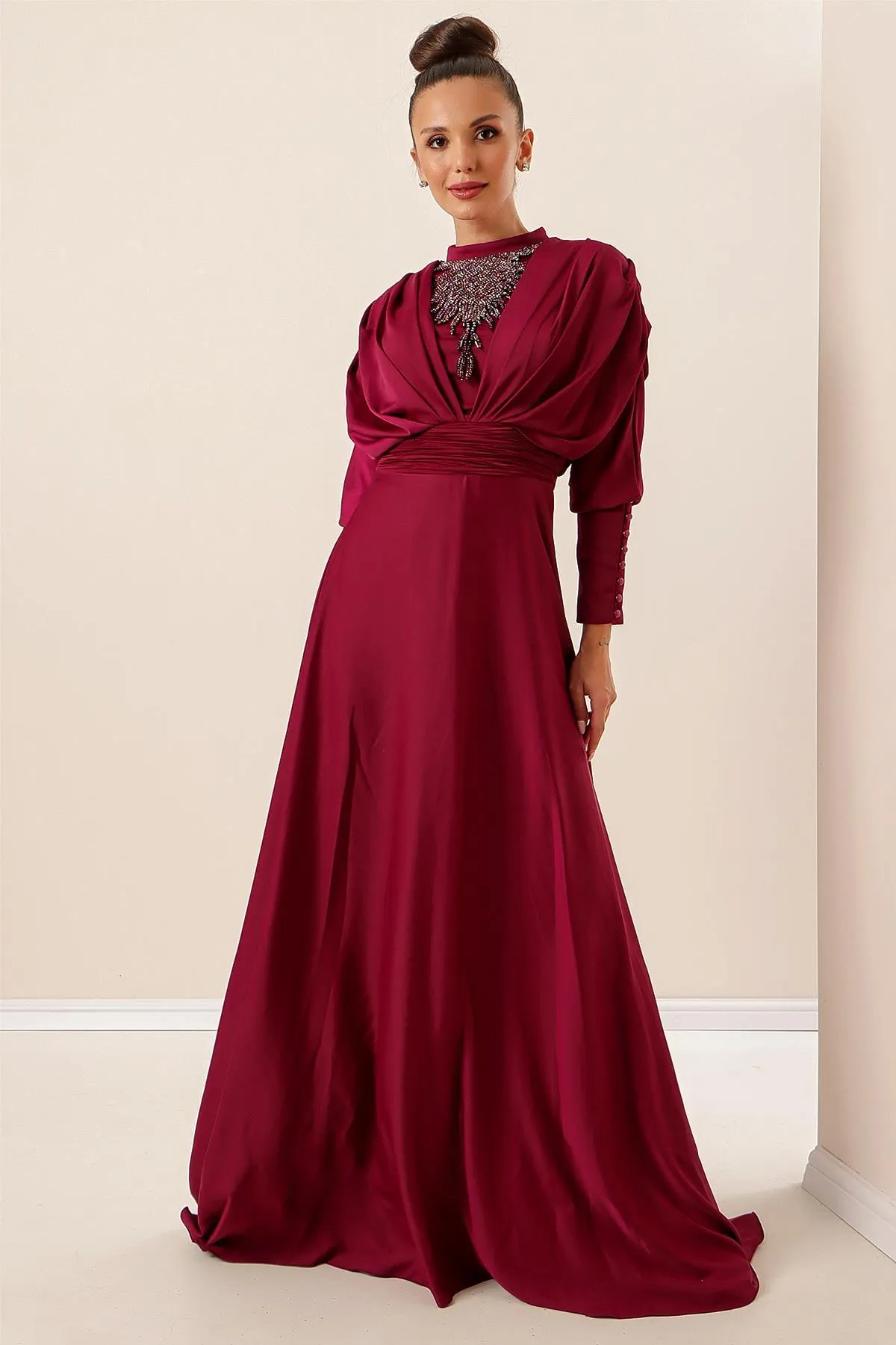 By Saygı  Langes Kleid aus Satin mit gerafften Ärmeln, Knopfdetail, gefütterter und perlenbesetzter Vorderseite