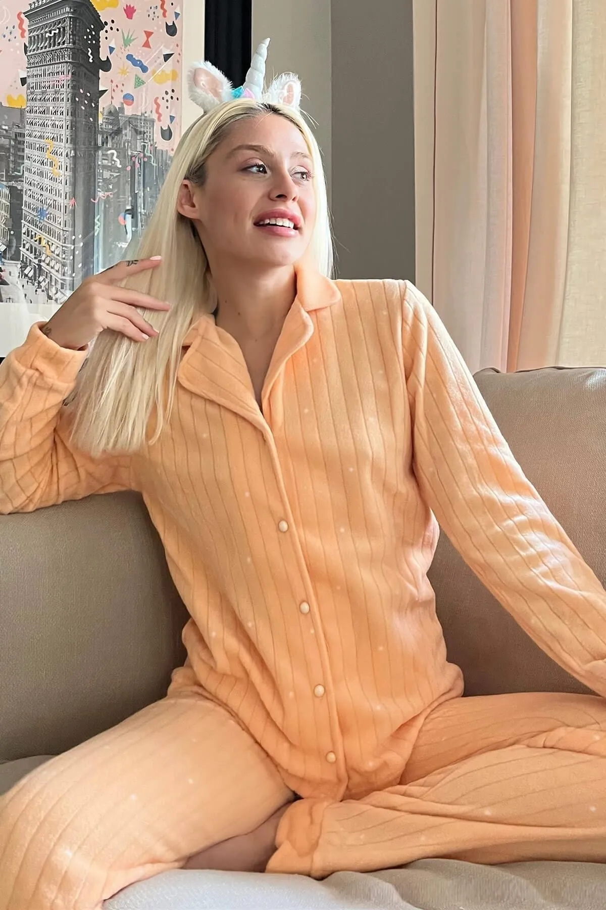 Pijamaevi  Orangefarbenes, gepunktetes Pyjama-Set aus Plüsch-Fleece mit Knöpfen vorne