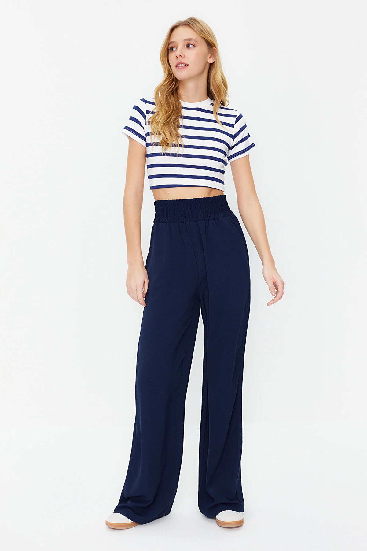 Trendyol Collection  Marineblaue, elastische Webhose mit weitem Bein / breiter Knöcheltaille TWOSS22PL00024