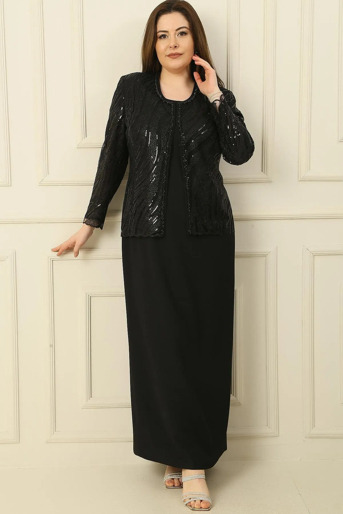 By Saygı  Langes Kleid mit Halbmondärmeln, mit Perlen und Pailletten bestickt, Jacke aus Tüll, gefüttert, 2-teiliges Set in Übergröße