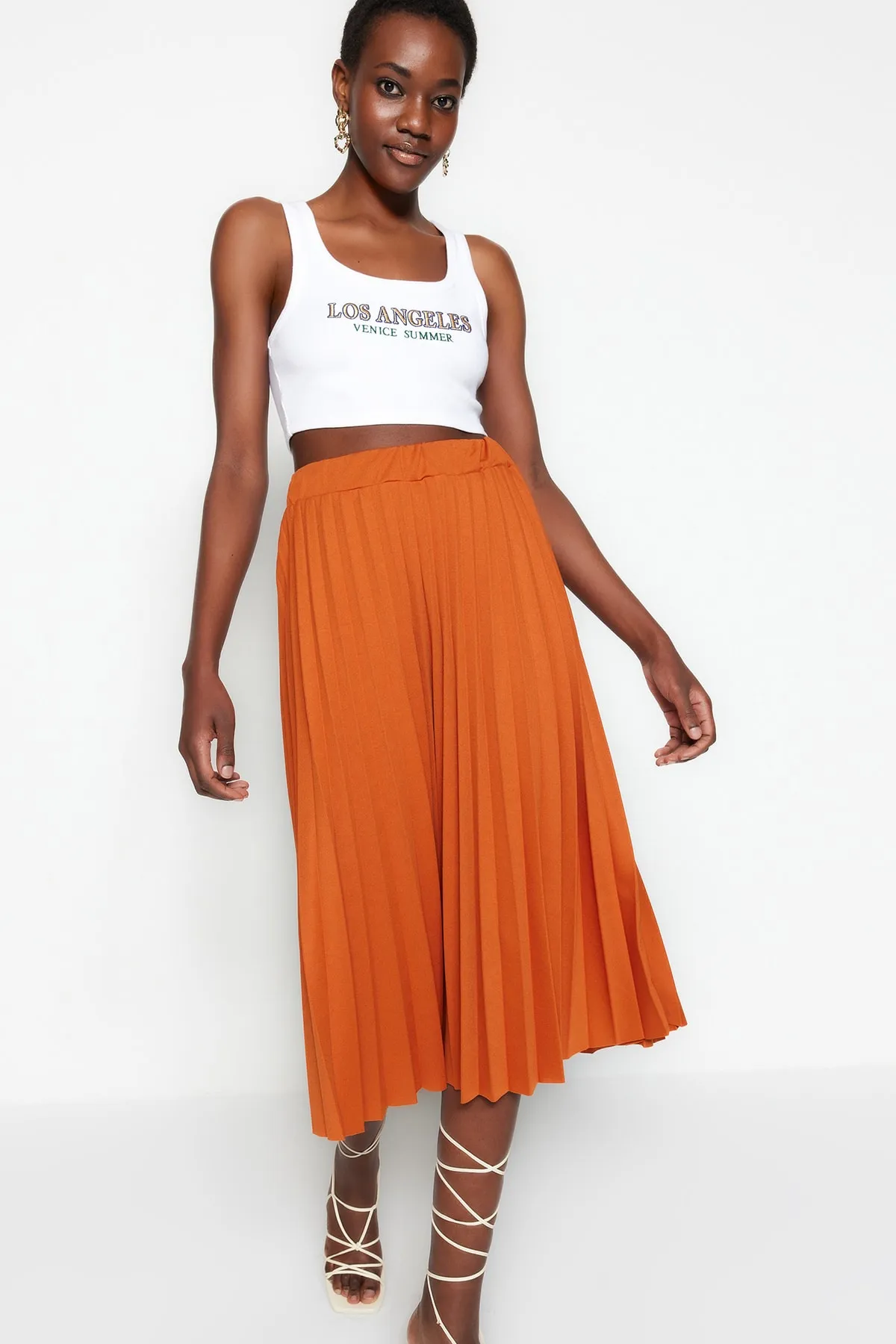 Trendyol Collection  Ausgestellter Midirock aus plissiertem Crêpe-Strick mit hoher Taille und Kachelmuster TWOSS23ET00048