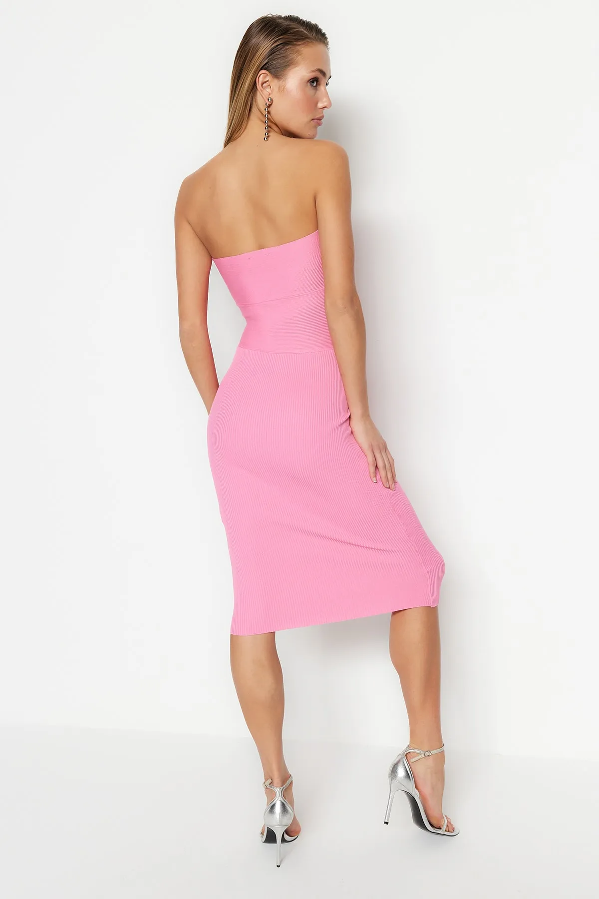 Trendyol Collection  Rosa tailliertes Strick-Abendkleid mit Fensterausschnitt und Ausschnitten TPRSS23EL00112