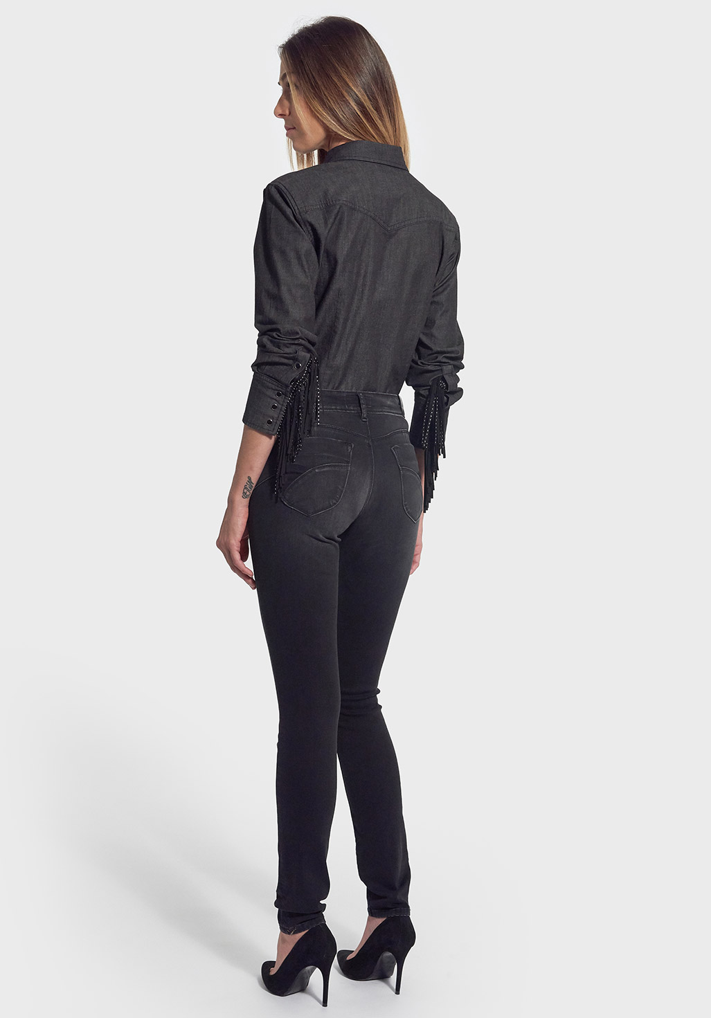 NOYCE  Chemise en jean slim Femme noire avec franges à clous