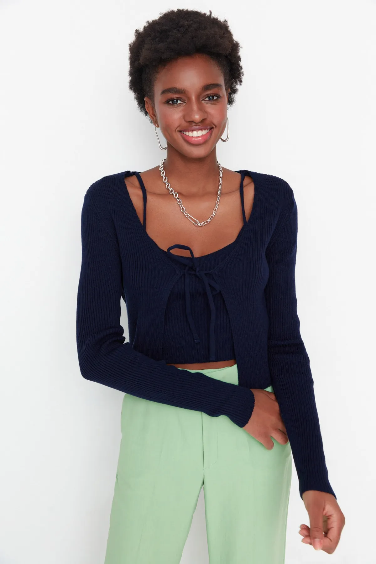 Trendyol Collection  Marineblaues, kurzes Strickset mit Bluse und Strickjacke zum Binden, Strickcardigan TWOSS21HI0002
