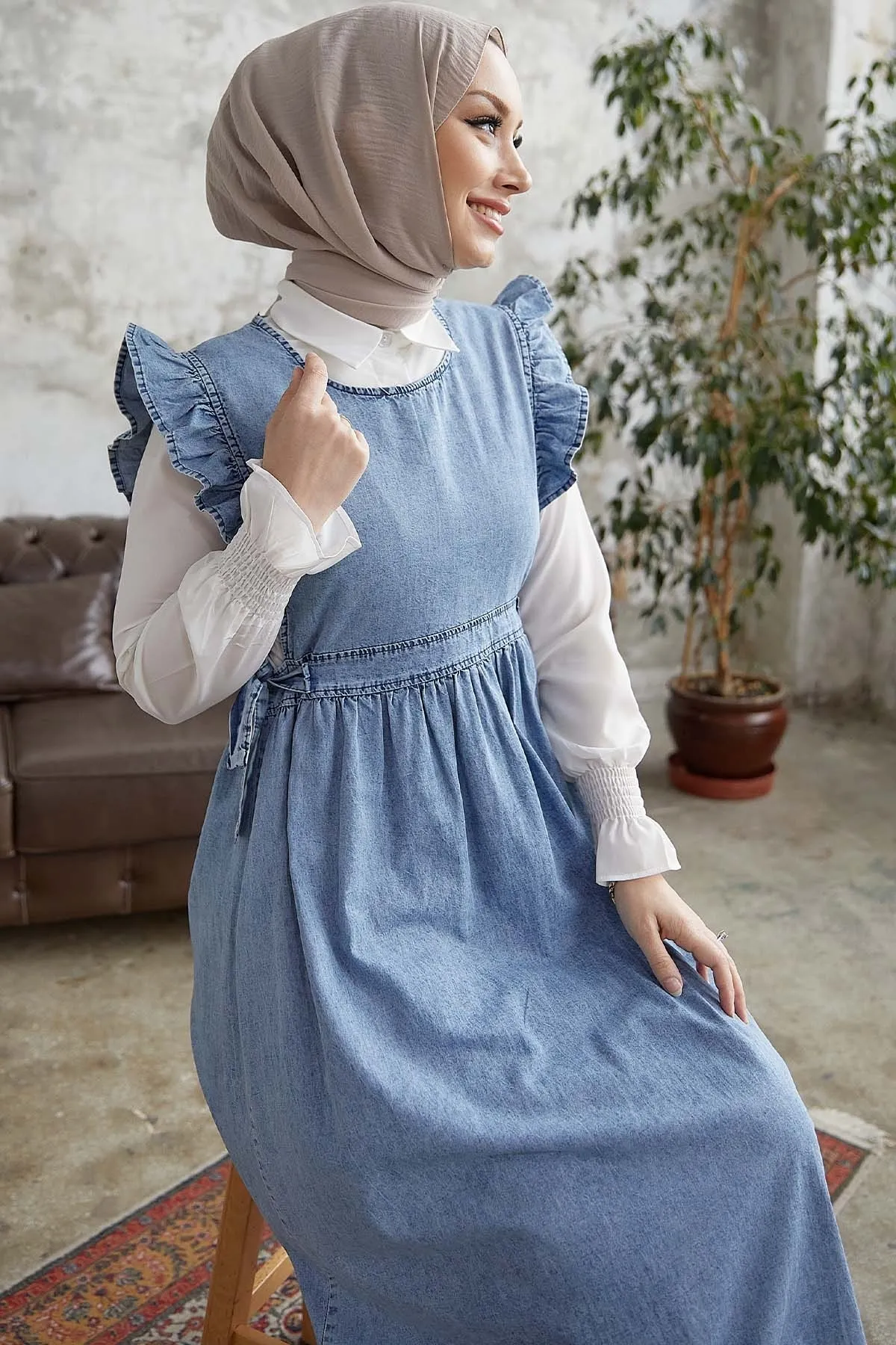 InStyle  Frida Jeans-Giletkleid mit Rüschenschultern – Hellblau
