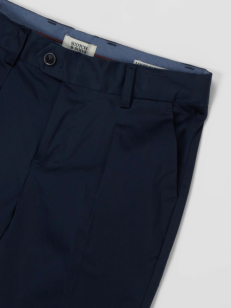Loose Tapered Fit Bundfaltenhose mit Stretch-Anteil in marineblau