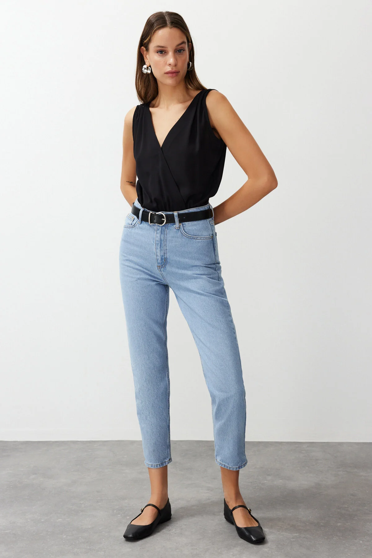 Trendyol Collection  Blaue High-Bel-Mom-Jeans TWOSS20JE0108