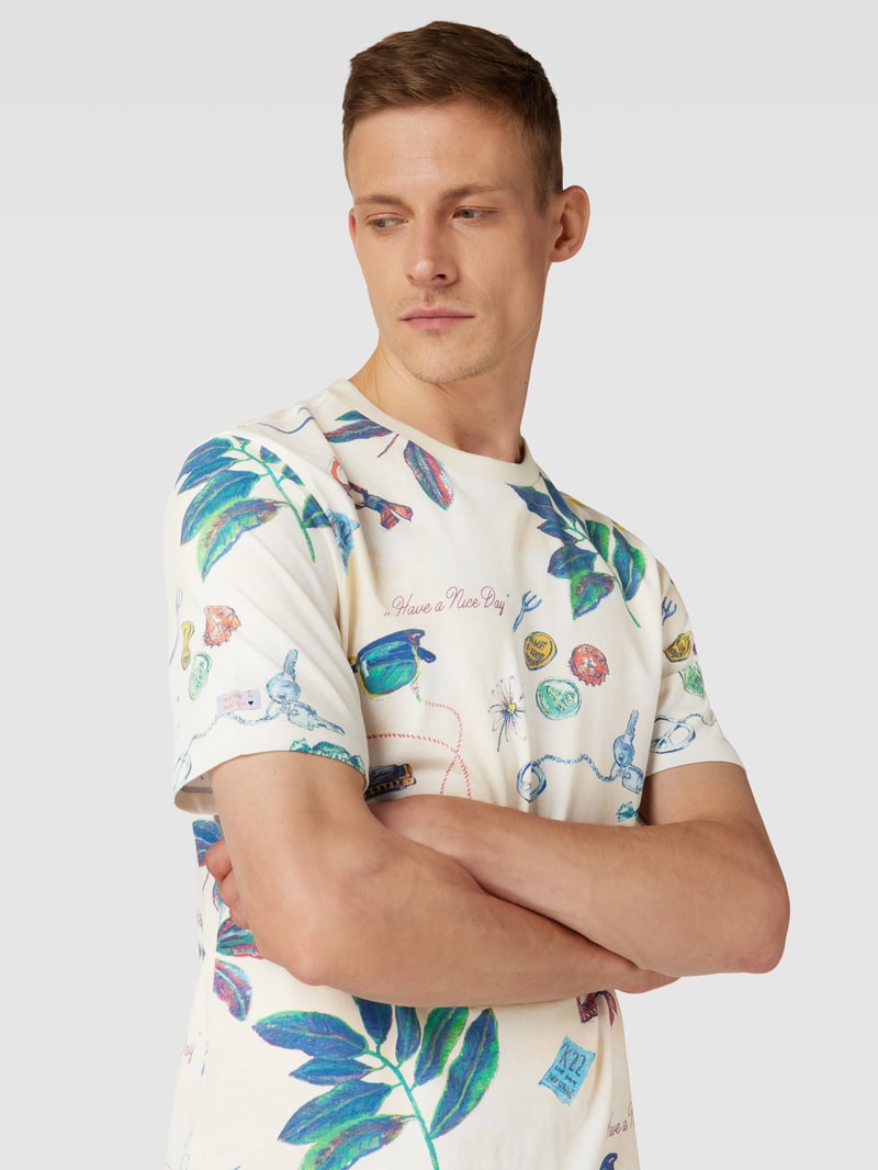 T-Shirt mit Allover-Print in offwhite