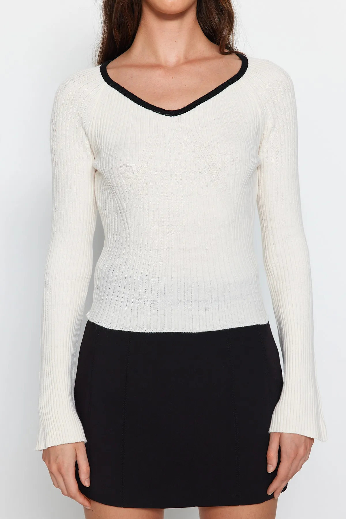 Trendyol Collection  Ecrufarbener Strickpullover mit Kragendetail TWOAW24KZ00305