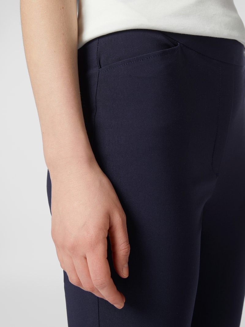 Stoffhose in schmaler Passform aus Krepp in dunkelblau