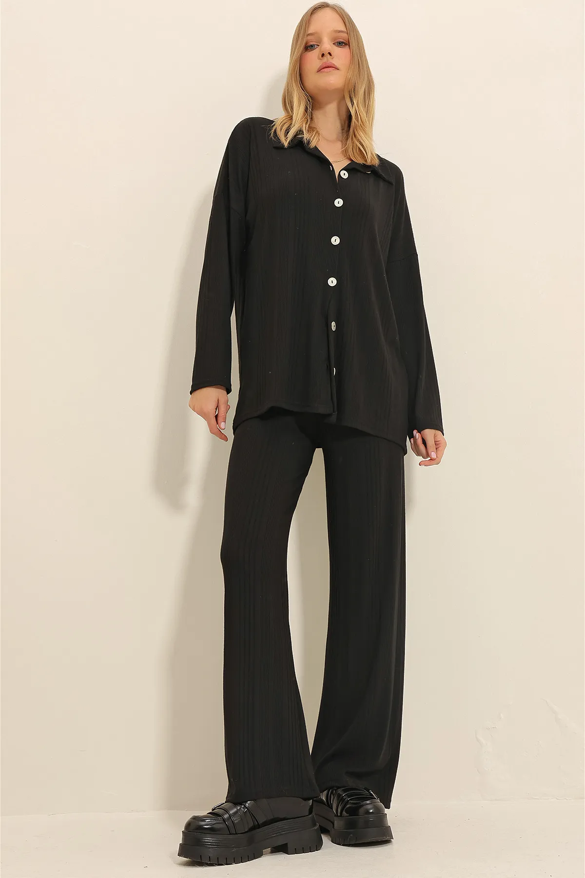 Trend Alaçatı Stili  Schwarzer Damen-Strickjacken-Cardigan mit Knopfleiste vorne und Palazzo-Hose, Doppelanzug ALC-X11323