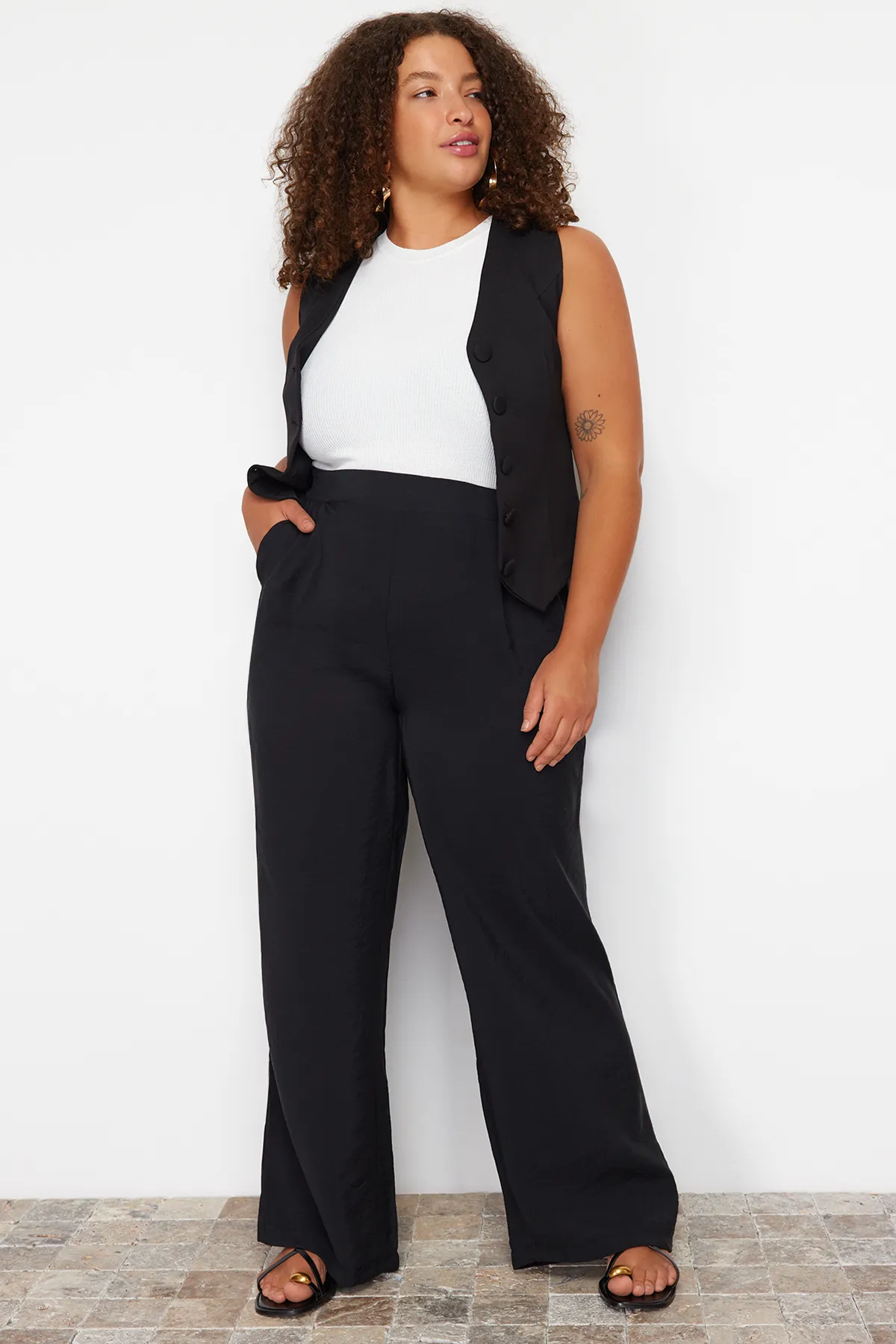 Trendyol Curve  Schwarze gewebte Hose mit weitem Bein TBBSS24AR00011