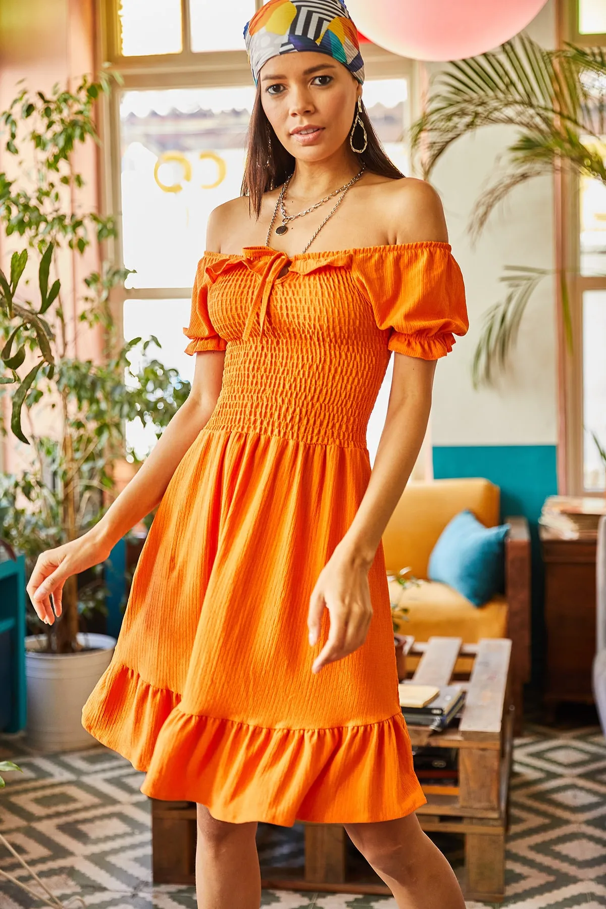 Olalook  Orangefarbenes, ausgestelltes Kleid mit Gimped-Kragen und Bindegürtel für Damen