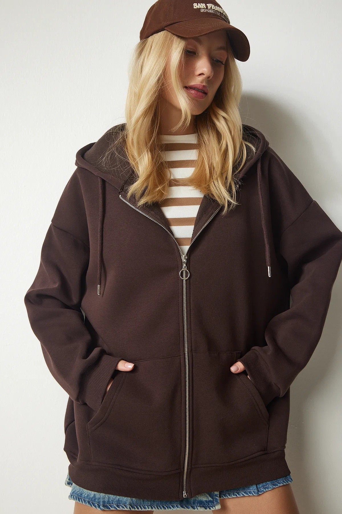 Happiness İstanbul  Braunes Oversize-Sweatshirt mit Kapuze und Reißverschluss für Damen UB00124