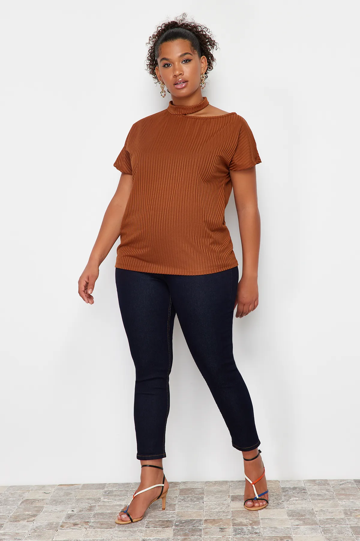 Trendyol Curve  Braune Camisole-Strickbluse in Übergröße