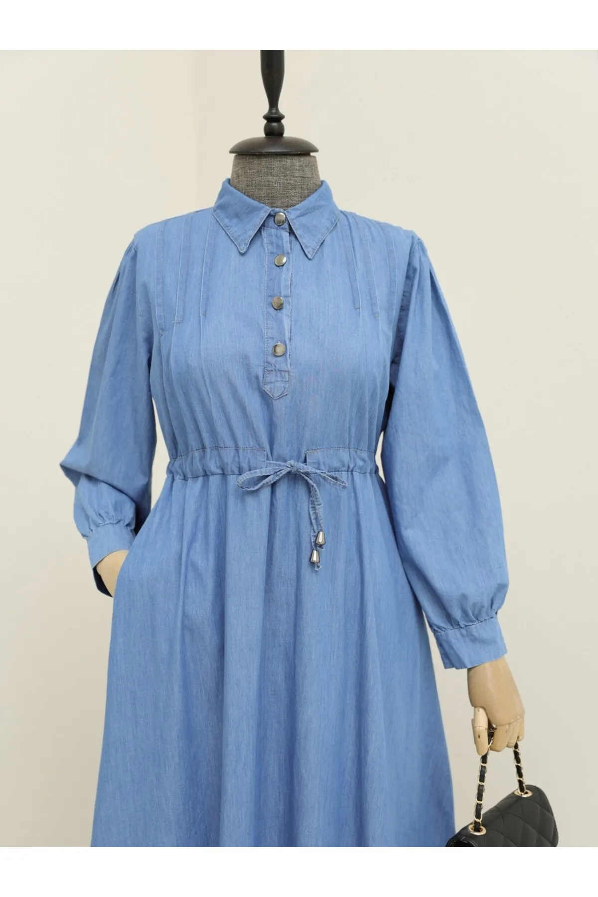 Modamorfo  Denimkleid mit Schulterfalten, detaillierten Taschen, Tunnel und Spitze
