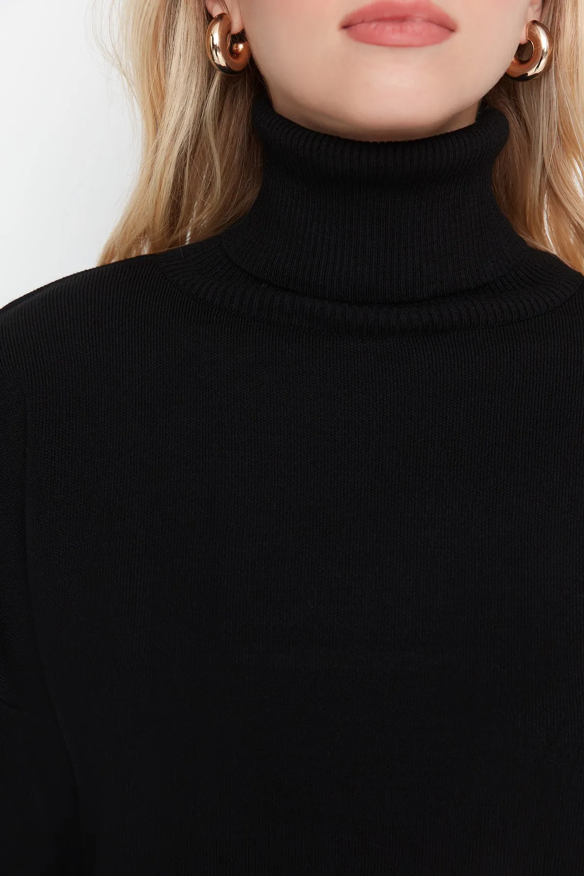 Trendyol Collection  Schwarzer Basic-Strickpullover mit weiter Passform TWOAW23KZ00206