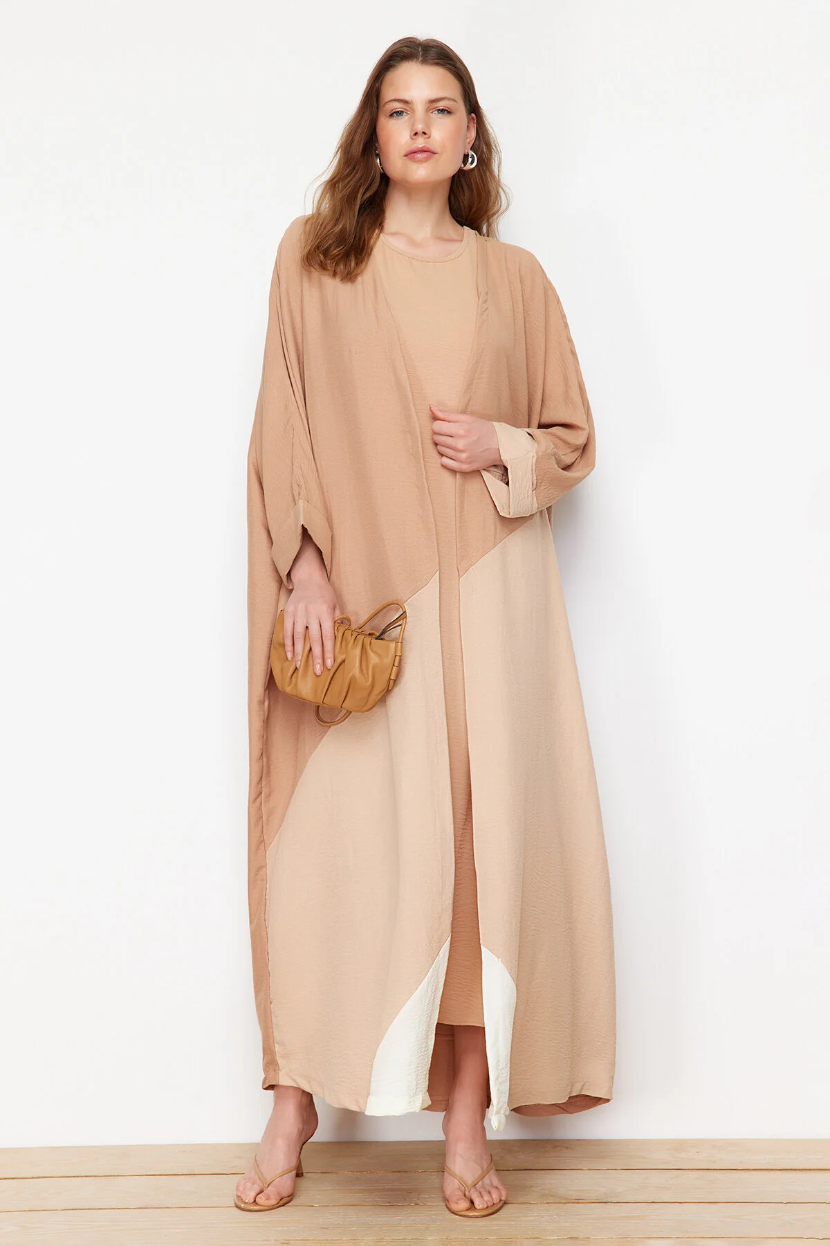 Trendyol Modest  Kamelfarbene, lange gewebte Kappe mit Gürtel und Farbblockdesign & Ferace TCTSS24KF00002