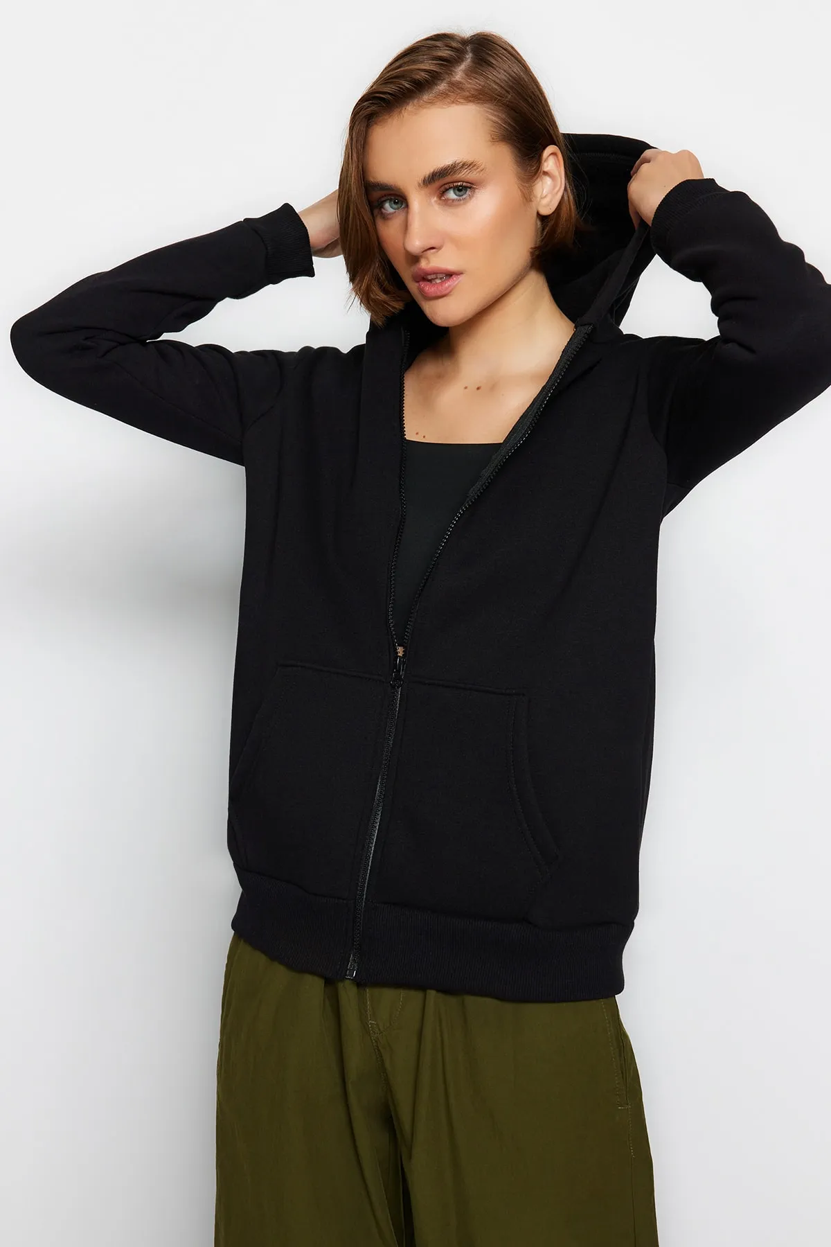 Trendyol Collection  Schwarzes, dickes Innenfleece-Sweatshirt mit normaler/normaler Passform und Kapuze mit Reißverschluss TWOAW21SW0836