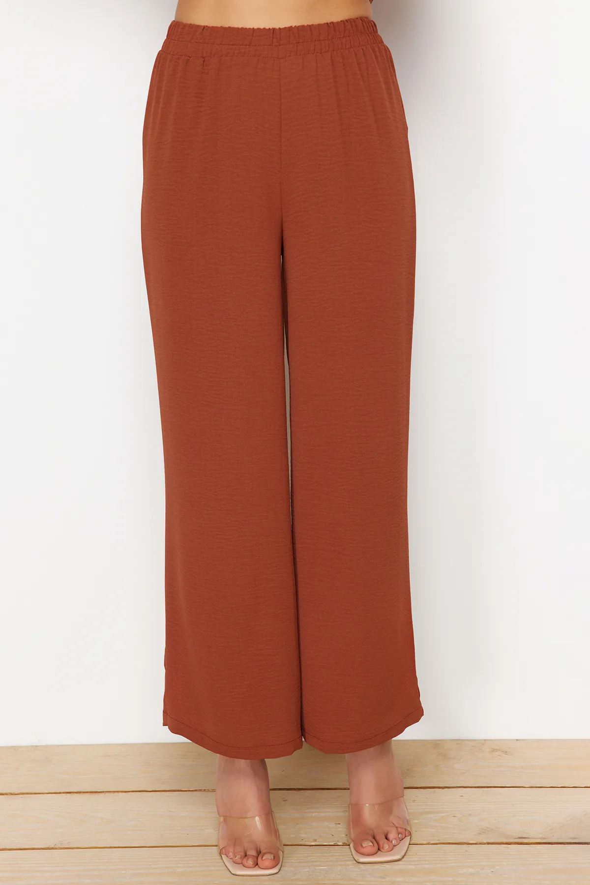 Trendyol Modest  Zimtfarbener, gewebter Tunika-Hosenanzug mit Taillengürtel und Blockfarben TCTSS23US00046