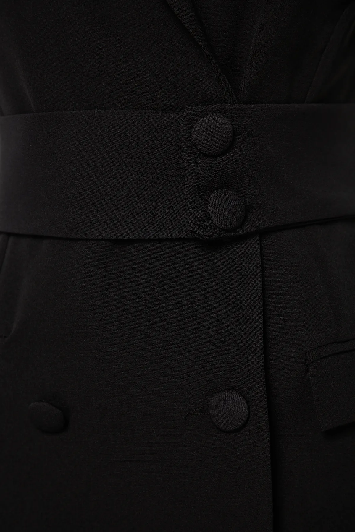 Trendyol Collection  Schwarzes Mini-Webkleid mit gewebten Knöpfen und Gürtel TWOAW24EL00497