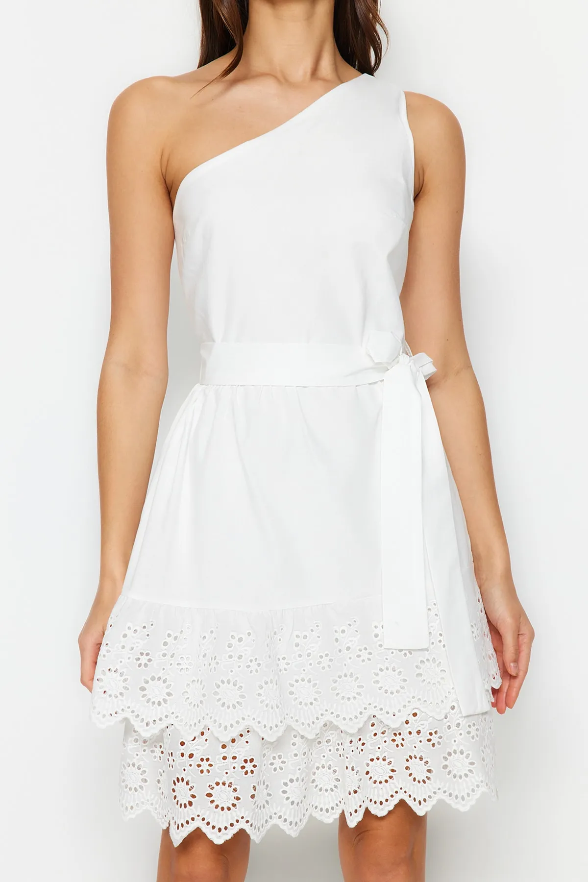 Trendyol Collection  Ecru-Taillenöffnung, Stickerei, detailliertes One-Shoulder-Minikleid aus Webstoff TWOSS23EL00004