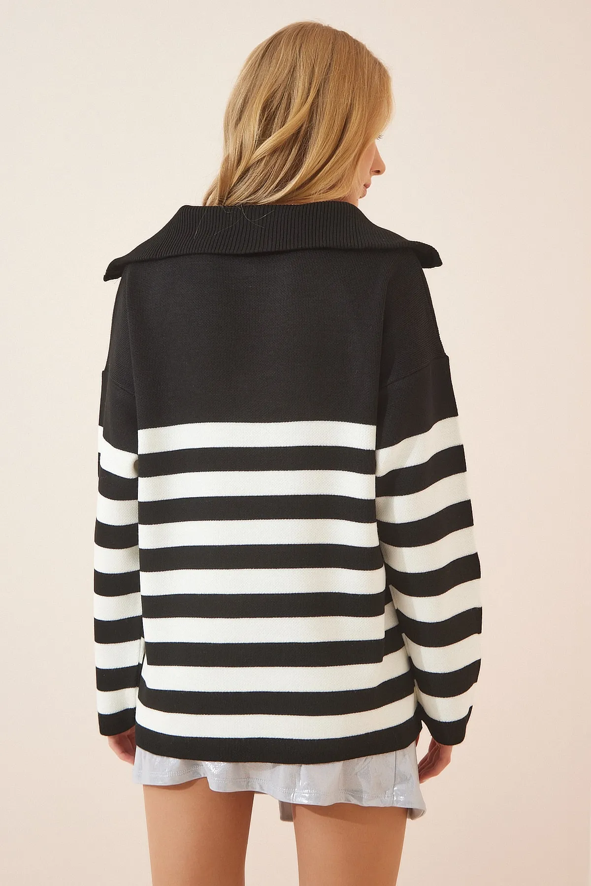 Happiness İstanbul  Weiß-schwarzes Damen-Sweatshirt mit Reißverschluss, Stehkragen, gestreift, übergroß, Strick, BV00009