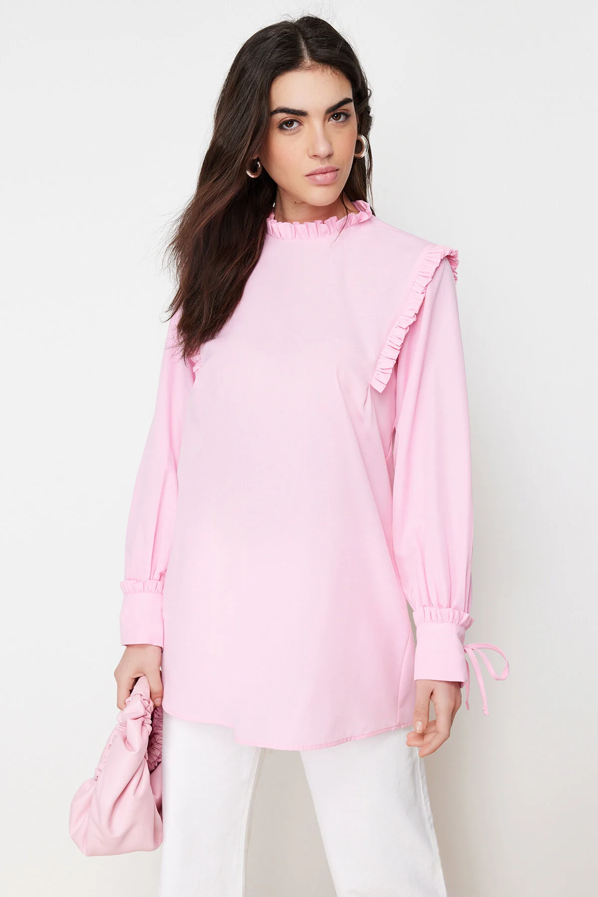 Trendyol Modest  Rosa Tunika aus gewebter Baumwolle mit Rüschen an Schultern und Manschetten TCTSS23UK00083