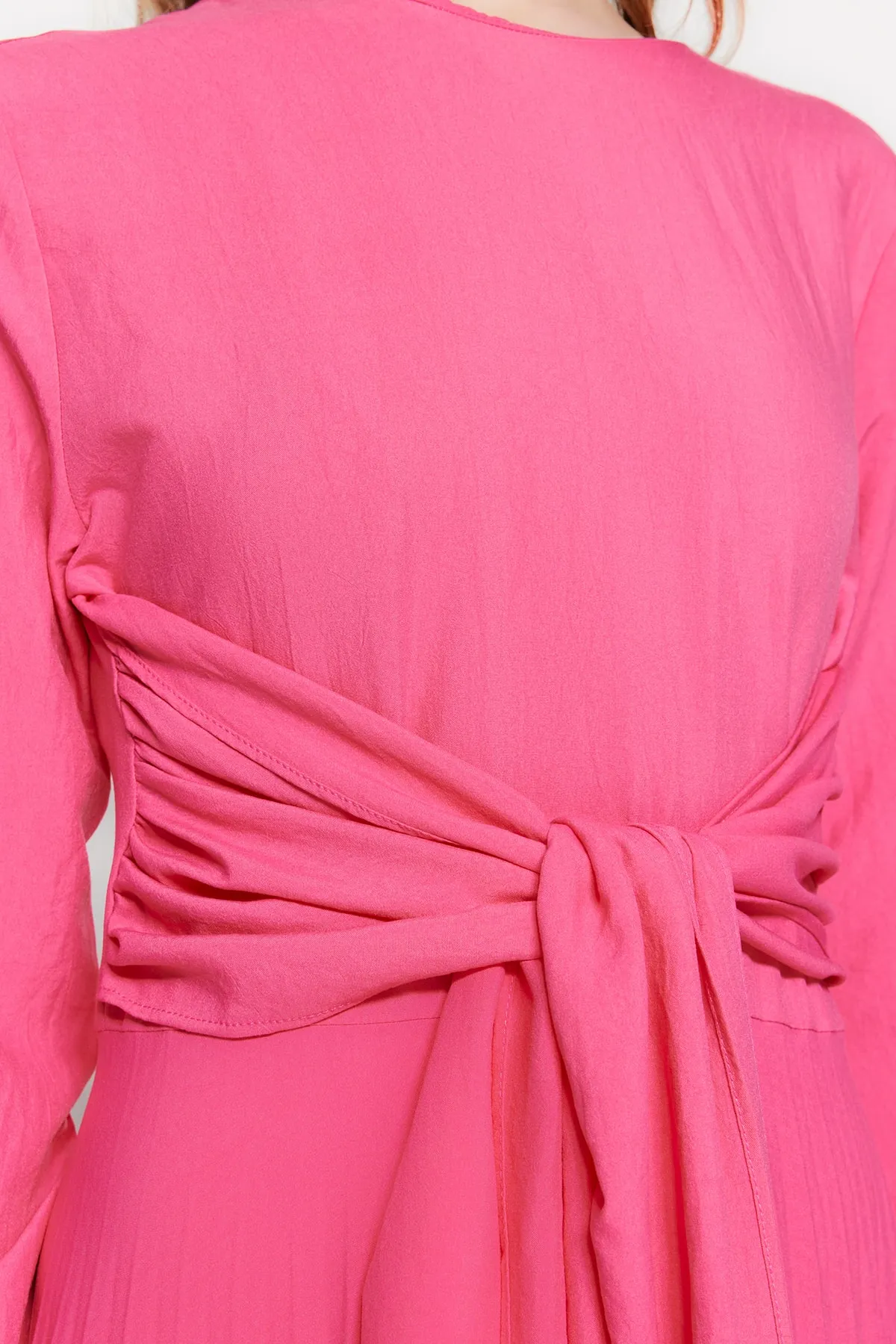 Trendyol Modest  Rosa Plisseekleid mit Taillengürtel TCTSS23DB00001
