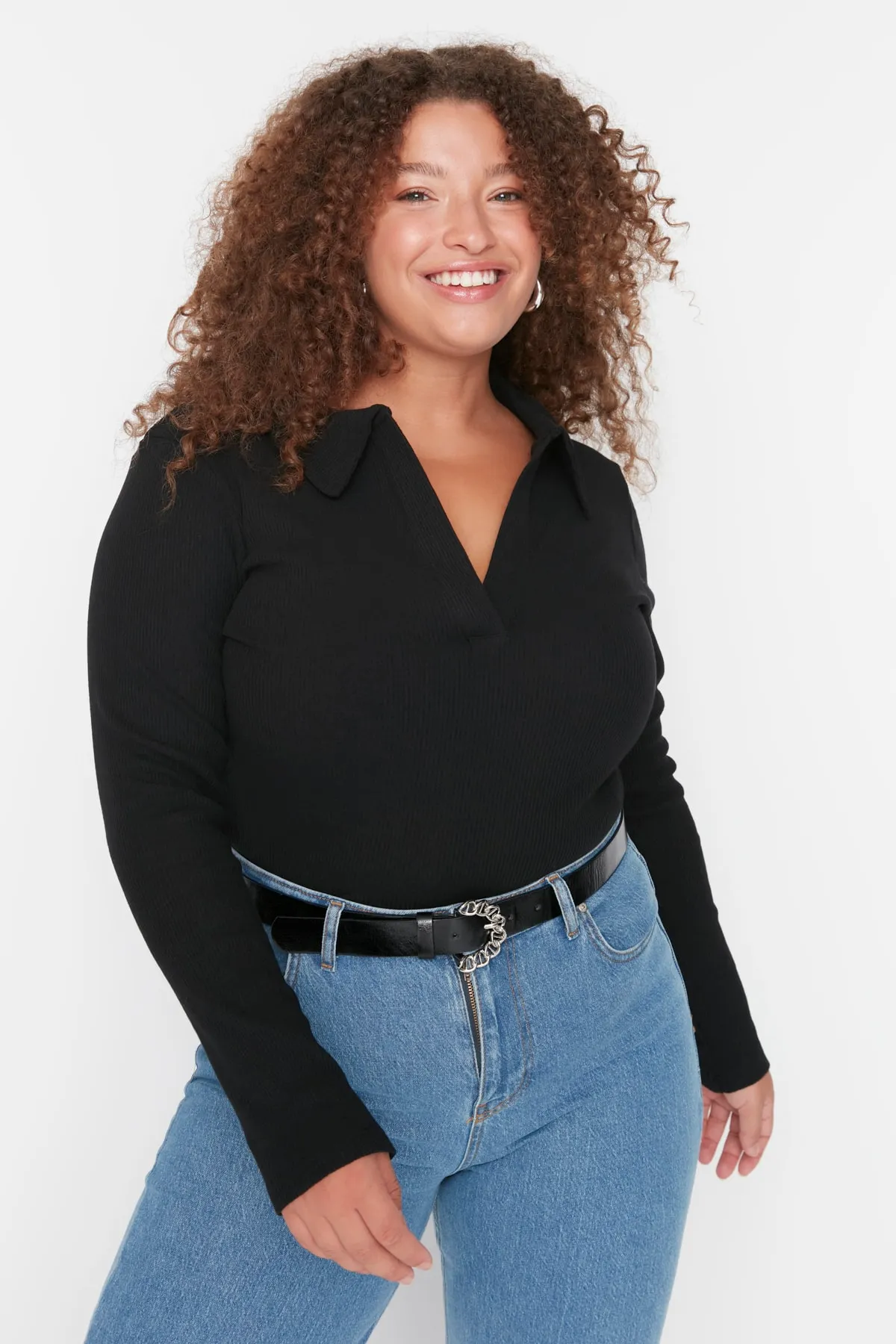 Trendyol Curve  Schwarzer, figurbetonter, schnurgebundener Strick-Body mit Druckknopfverschluss und Hemdkragen TBBAW23CS00007