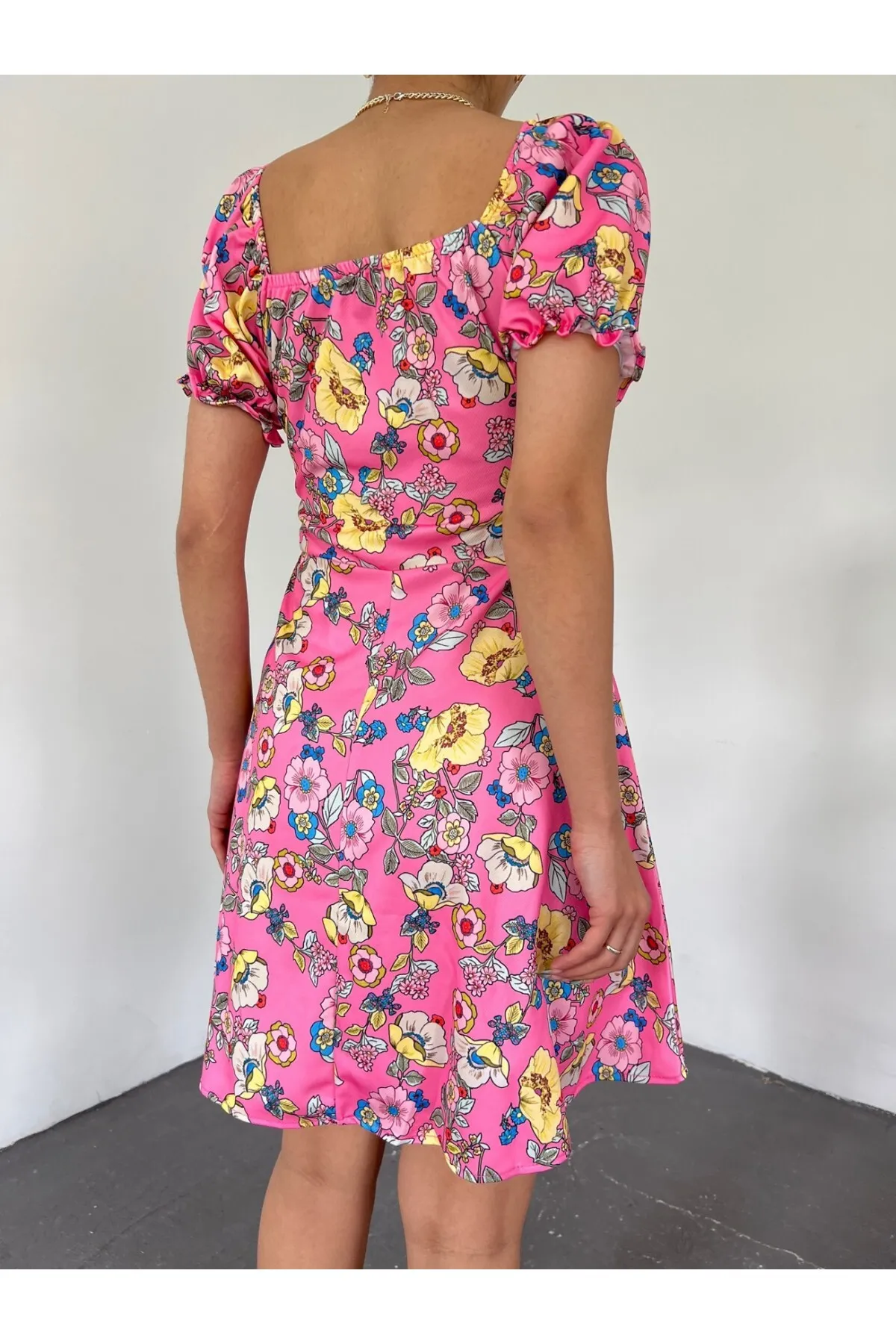 Modamorfo  Minikleid mit elastischem Kragen und Spitzendetail
