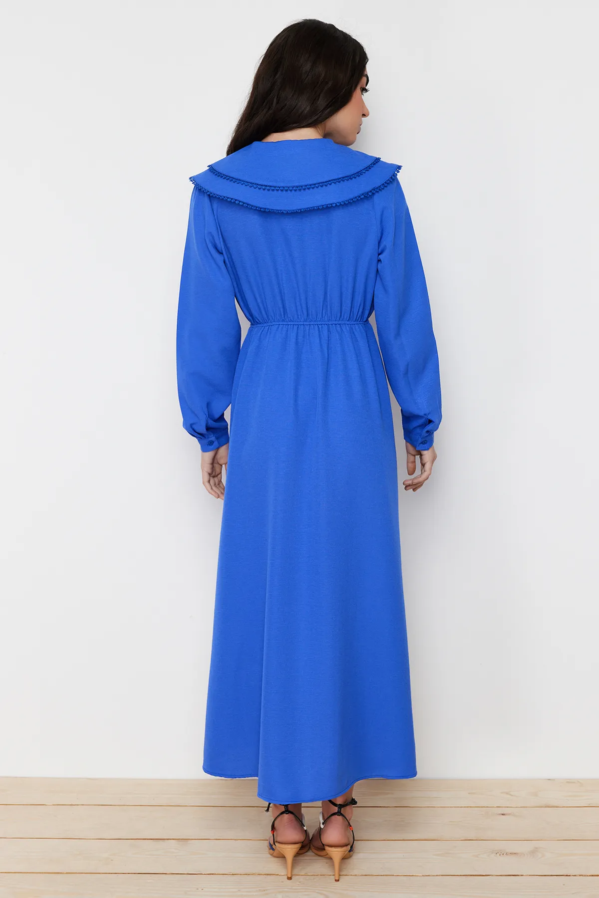 Trendyol Modest  Blaues, gewebtes Kleid in Leinenoptik mit Babykragen TCTSS24EB00061