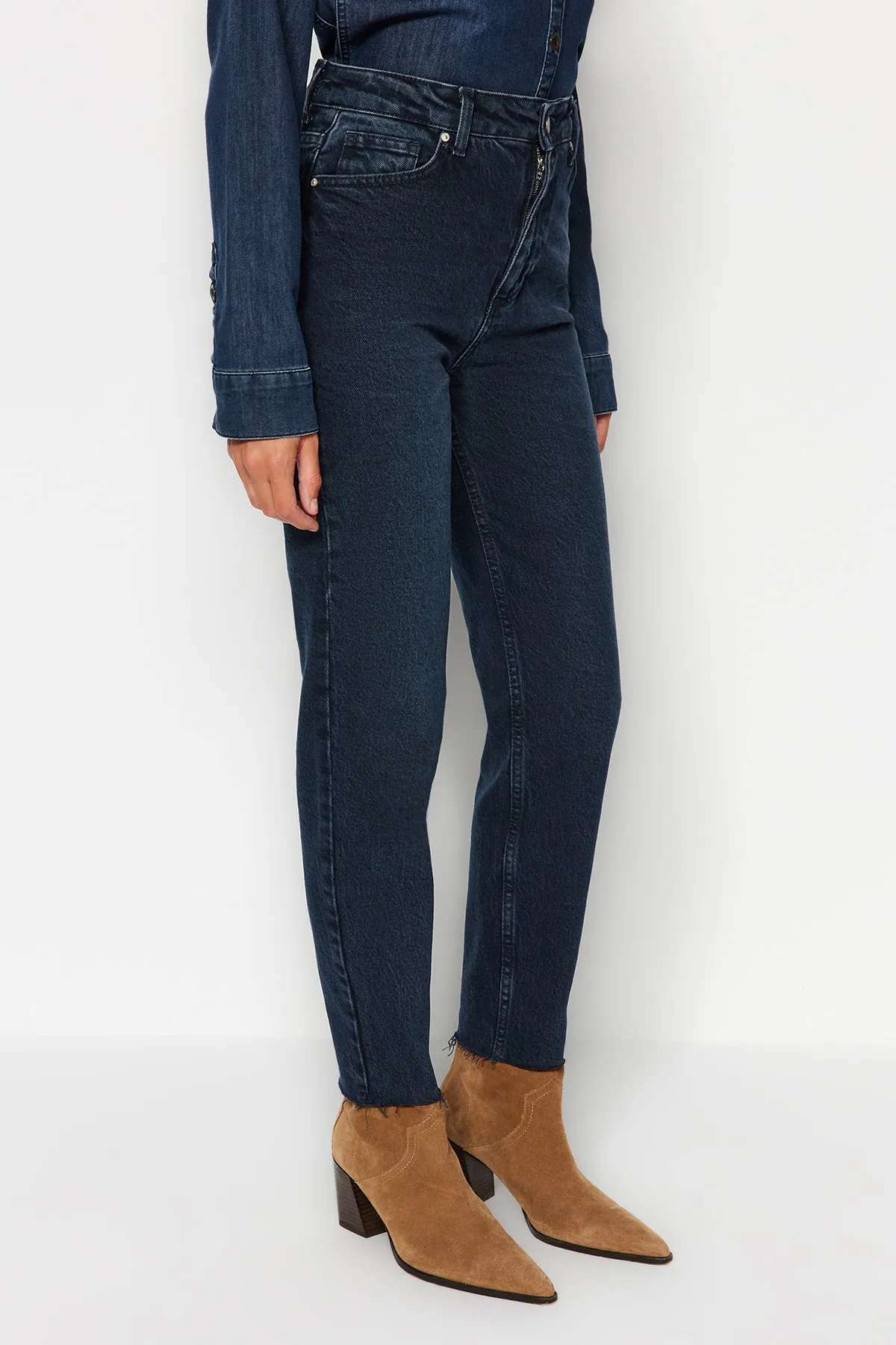 Trendyol Collection  Mitternachtsblaue Slim Mom-Jeans mit hoher Taille TWOSS23JE00094